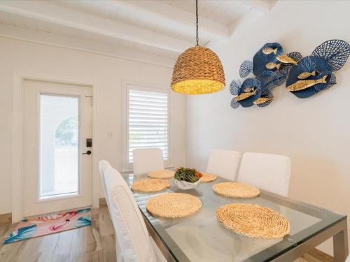 Χώρος καθιστικού στο Flamingo Bay- Waterfront Pool Home, 30' Dock, Cabana Club Access