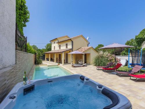 Bazén v ubytování Holiday Home Casa Bella by Interhome nebo v jeho okolí