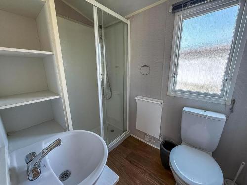 Ένα μπάνιο στο Lovely 6 Berth Caravan For Hire At Barmston Beach Holiday Park Ref 62062Hc