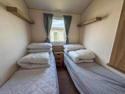 Ένα ή περισσότερα κρεβάτια σε δωμάτιο στο Lovely 6 Berth Caravan For Hire At Barmston Beach Holiday Park Ref 62062Hc