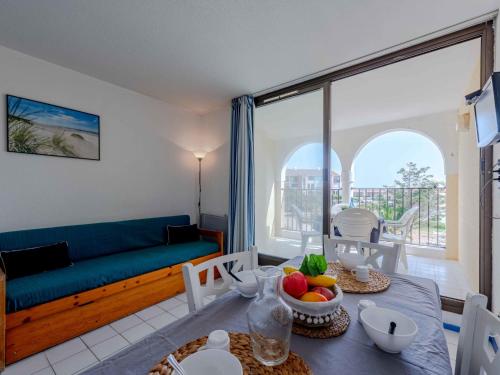 un salon avec une table et un canapé dans l'établissement Apartment Coudalère - Jamaica-4 by Interhome, au Barcarès