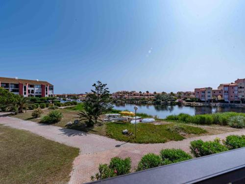 une vue sur une étendue d'eau avec des bâtiments dans l'établissement Apartment Coudalère - Jamaica-4 by Interhome, au Barcarès