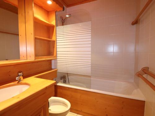 une salle de bain avec une baignoire, des toilettes et un lavabo dans l'établissement Appartement Clair et Cosy, Sur les Pistes, Balcon Sud, Proche Commerces, 3* pour 4 Personnes - FR-1-182-13, à Méribel