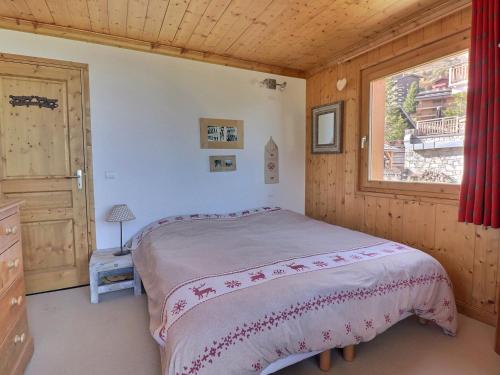 une chambre avec un lit dans une pièce en bois dans l'établissement Charmant 2 Pièces 6 Pers. aux Allues - Skis aux Pieds, Proche Commerces, Balcon, WIFI. - FR-1-182-188, à Méribel