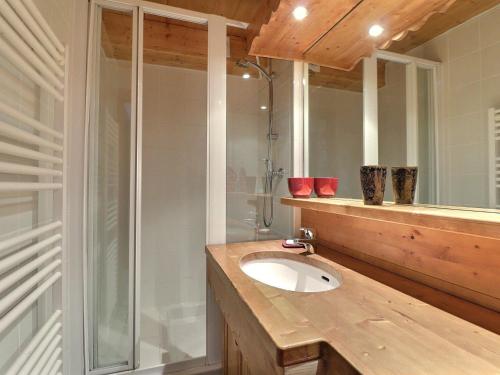 une salle de bain avec un lavabo et une douche dans l'établissement Charmant 2 Pièces 6 Pers. aux Allues - Skis aux Pieds, Proche Commerces, Balcon, WIFI. - FR-1-182-188, à Méribel