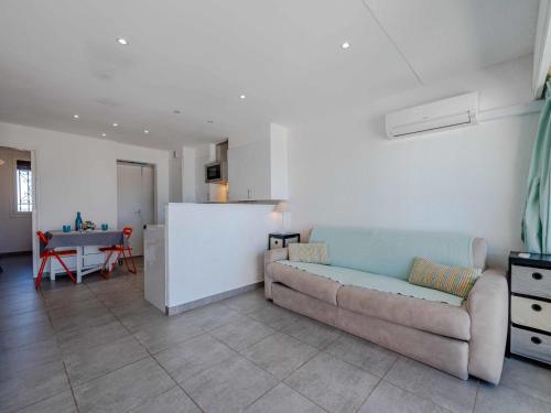 un salon avec un canapé et une table dans l'établissement Apartment Palmyra-9 by Interhome, au Barcarès