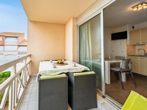 - un balcon avec une table et une assiette de nourriture dans l'établissement Apartment Les Hauts d'Azur by Interhome, à Saint Pierre La Mer