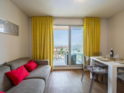 un salon avec un canapé et une table dans l'établissement Apartment Les Hauts d'Azur by Interhome, à Saint Pierre La Mer