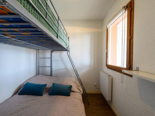 - une chambre avec des lits superposés et 2 oreillers bleus dans l'établissement Apartment Les Hauts d'Azur by Interhome, à Saint Pierre La Mer