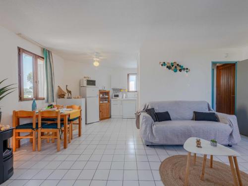 un salon avec un canapé et une table dans l'établissement Apartment Dominica-5 by Interhome, au Barcarès