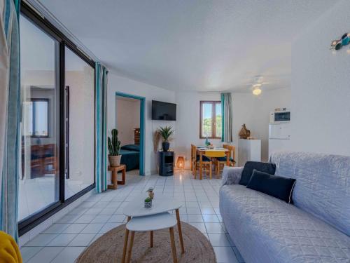 un salon avec un canapé et une table dans l'établissement Apartment Dominica-5 by Interhome, au Barcarès