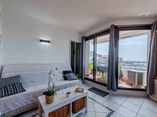 une chambre avec un lit et une grande fenêtre dans l'établissement Apartment Sombrero-3 by Interhome, au Barcarès