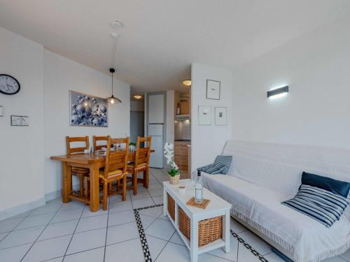 un salon avec un canapé et une table dans l'établissement Apartment Sombrero-3 by Interhome, au Barcarès