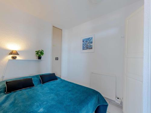 une chambre avec un lit avec une couverture bleue dans l'établissement Apartment Sombrero-3 by Interhome, au Barcarès