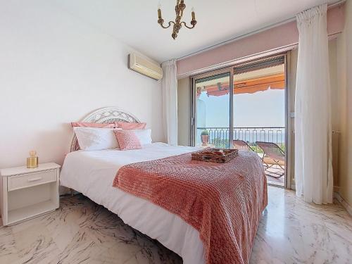 une chambre avec un lit et une grande fenêtre dans l'établissement Apartment L'Orée de la Lanterne by Interhome, à Nice