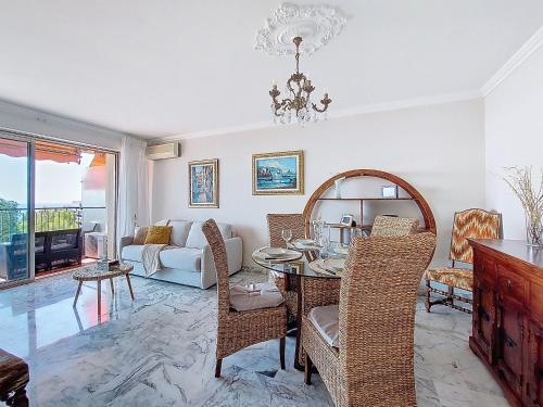 un salon avec une table et un canapé dans l'établissement Apartment L'Orée de la Lanterne by Interhome, à Nice