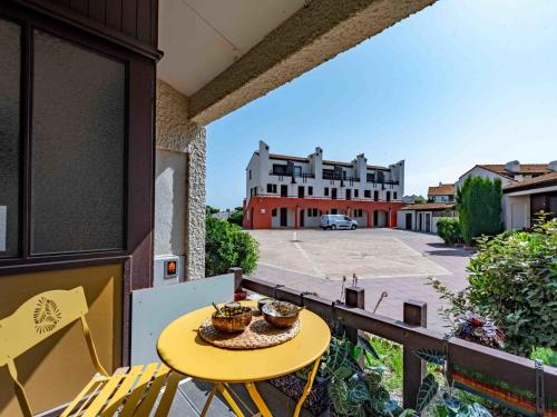 - un balcon avec une table et des chaises dans l'établissement Holiday Home Sombrero-7 by Interhome, au Barcarès