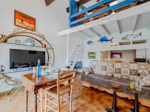 un salon avec un canapé et une table dans l'établissement Holiday Home Sombrero-7 by Interhome, au Barcarès