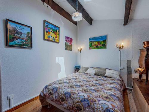 une chambre avec un lit et des tableaux au mur dans l'établissement Holiday Home Sombrero-7 by Interhome, au Barcarès