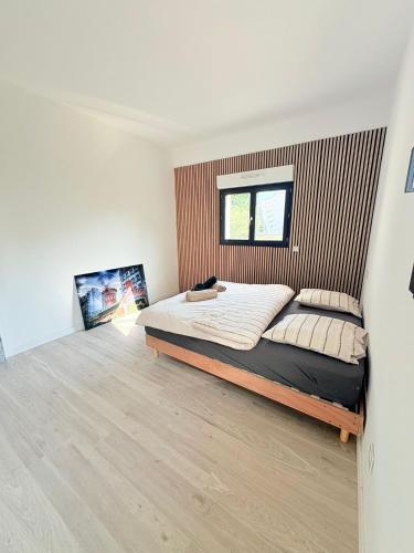 une chambre avec un grand lit dans une pièce dans l'établissement Somptueuse villa luxueuse piscine jacuzzi, à Teyran