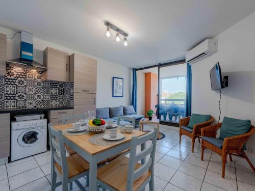une cuisine et un salon avec une table et des chaises dans l'établissement Apartment Dominica-7 by Interhome, au Barcarès