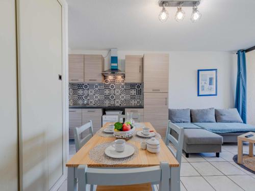 une cuisine et un salon avec une table et un canapé dans l'établissement Apartment Dominica-7 by Interhome, au Barcarès