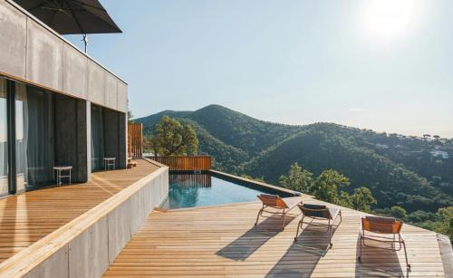 Architect-Designed Villa With Pool Near Mountains