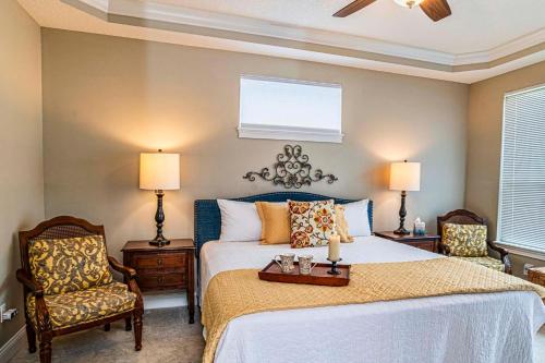 Giường trong phòng chung tại You're On Island Time in this 4 BR in Quiet Neighb