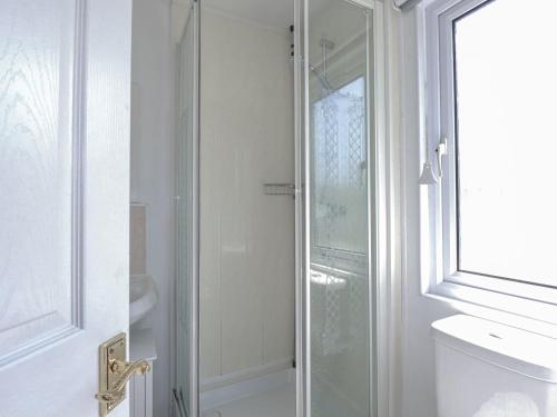 ein Badezimmer mit Glasdusche und Toilette in der Unterkunft Lazy Days in Padstow