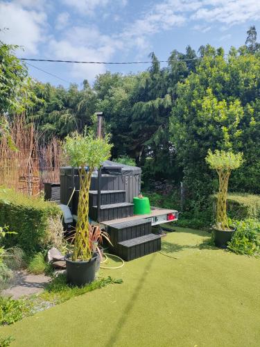 Un jardín fuera de Hidden Hearts Self Catering Accommodation & Hottub