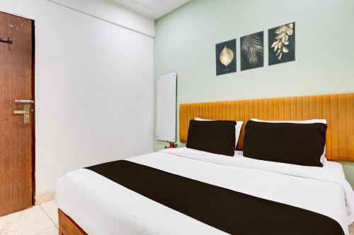 Postel nebo postele na pokoji v ubytování Super Hotel O Ambedkar Chowk Rewari formerly Hotel Shree