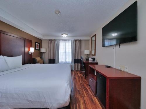 Postel nebo postele na pokoji v ubytování Red Lion Inn & Suites Auburn