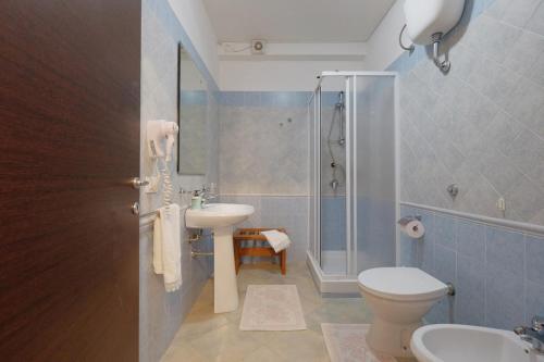 een badkamer met een wastafel, een toilet en een douche bij Noa's in SantʼAnna Arresi