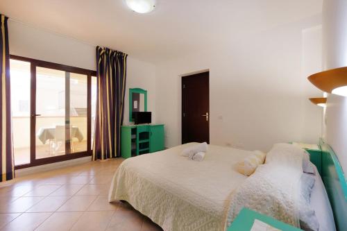 een slaapkamer met een bed en een groot raam bij Noa's in SantʼAnna Arresi