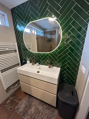 a bathroom with a sink and a mirror at Gezellig, volledig ingericht huis in Nijmegen in Nijmegen