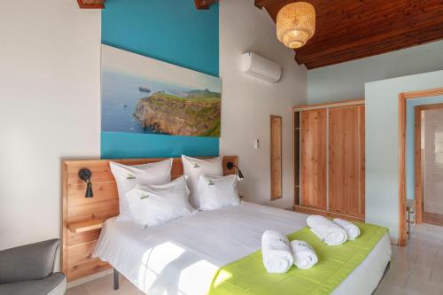 Un dormitorio con una cama con toallas. en Canto do Mar, en Mosteiros