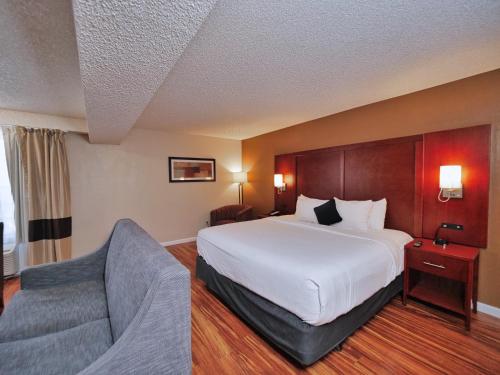 Postel nebo postele na pokoji v ubytování Red Lion Inn & Suites Auburn