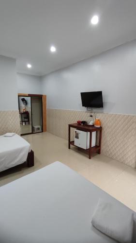 Una cama o camas en una habitación de Elmas Hotel Siem Reap