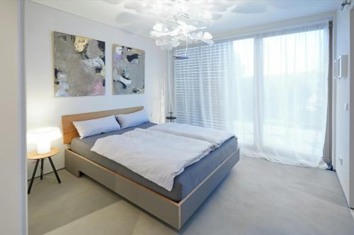 Un dormitorio con una cama y una ventana grande en Idyllic Vineyard Retreat Near Klingenmünster, en Klingenmünster