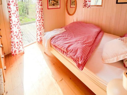 Postel nebo postele na pokoji v ubytování Seaside Cabin With Unique View And Design