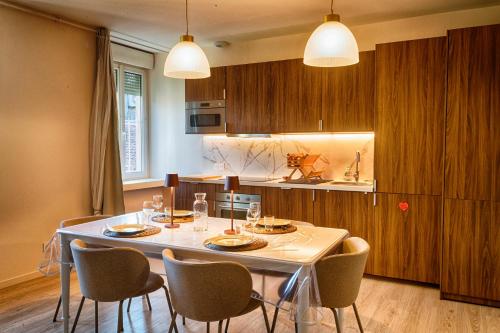 eine Küche mit einem Tisch und Stühlen in einer Küche in der Unterkunft Escapade - Ciné privé, balnéo et jardin in Saint-Ambroix