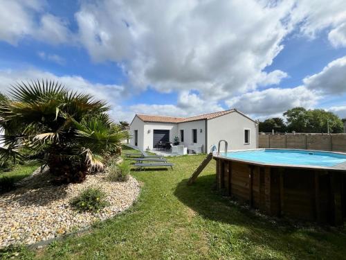 une maison avec une piscine dans la cour dans l'établissement Les rudali NewPort, à Chambon