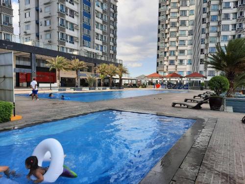 Hồ bơi trong/gần Stylish Condo at Mezza 1 with fast WIFI Netflix