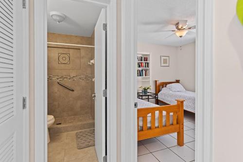 une salle de bain avec douche et une chambre avec un lit dans l'établissement Little Venice Paradise - Waterfront Home, 55' Dock, à Marathon