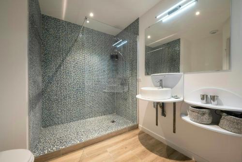 une salle de bain avec une douche, des toilettes et un lavabo dans l'établissement Modern Villa In Cassis With Beautiful View, à Cassis