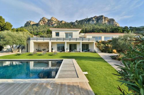 une maison avec une piscine dans la cour dans l'établissement Modern Villa In Cassis With Beautiful View, à Cassis