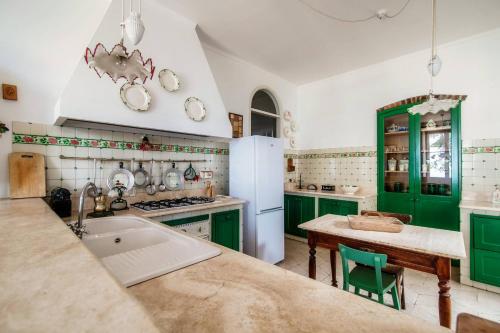 Kuchyň nebo kuchyňský kout v ubytování Villa I Tigli - by MyHomeInComo