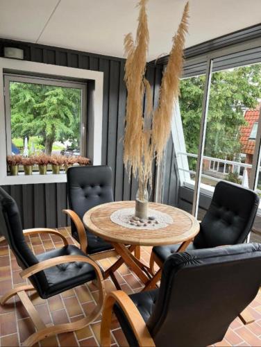 a dining room with a table and chairs at Vila Nova Pervalka in Pervalka