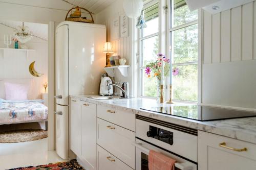 Η κουζίνα ή μικρή κουζίνα στο Romantic Cabin Near Water And History