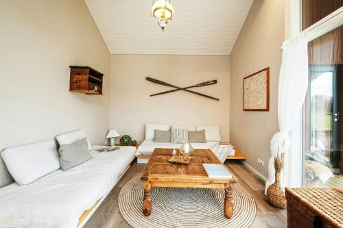 ein Wohnzimmer mit Sofa und Tisch in der Unterkunft Family House With Sauna Near Ålbæk in Ålbæk